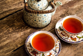 万丈红尘三杯酒，千秋大业一壶茶