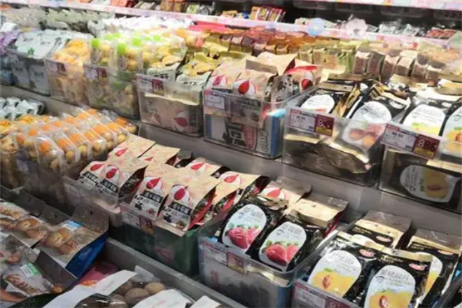 爱上零食屋休闲食品加盟