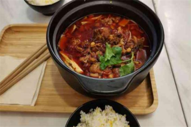 辣不哆泡椒鸡公煲加盟