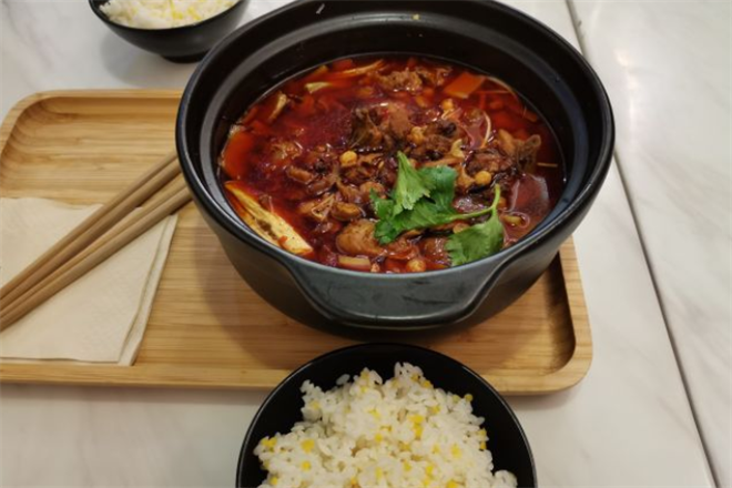 辣不哆泡椒鸡公煲加盟