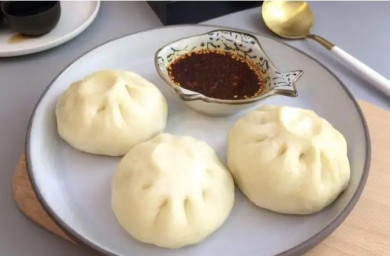 满嘴镶包子