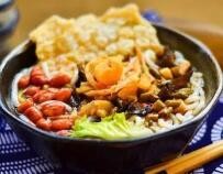 在巷子里螺蛳粉